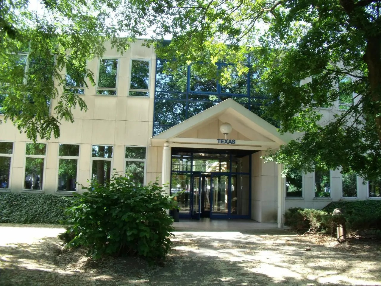 Office in Éragny for lease Building Photo- Image 1 of 10