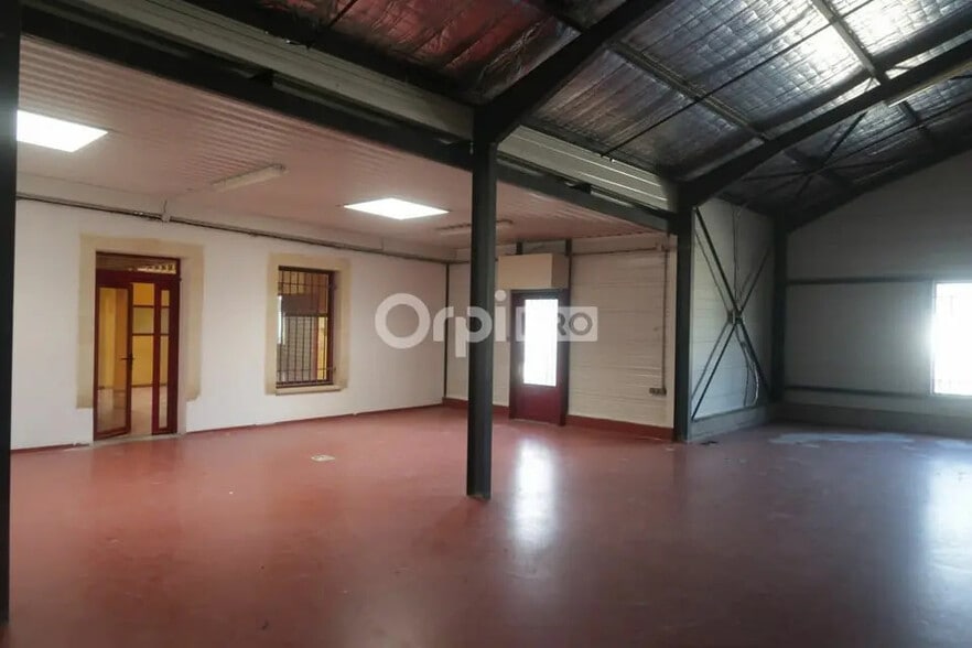 Retail in Beaucaire for lease - Interior Photo - Image 2 of 11
