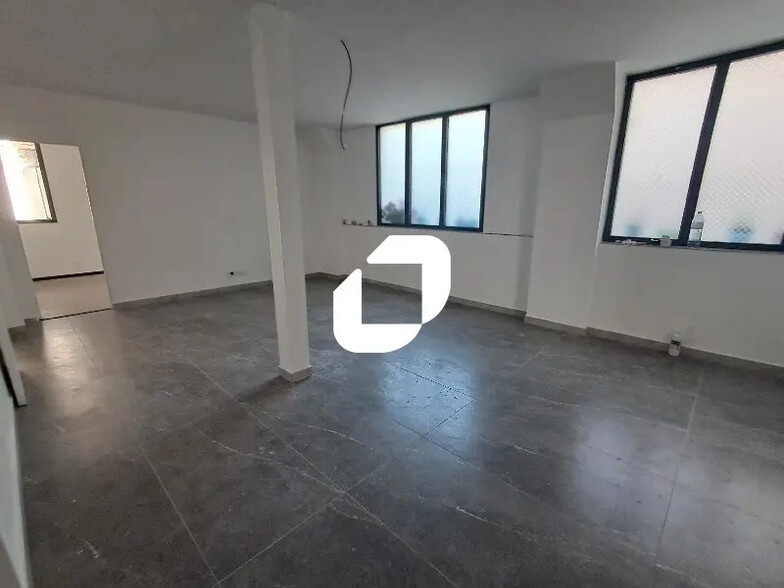 Office in Arcueil for lease - Interior Photo - Image 3 of 9