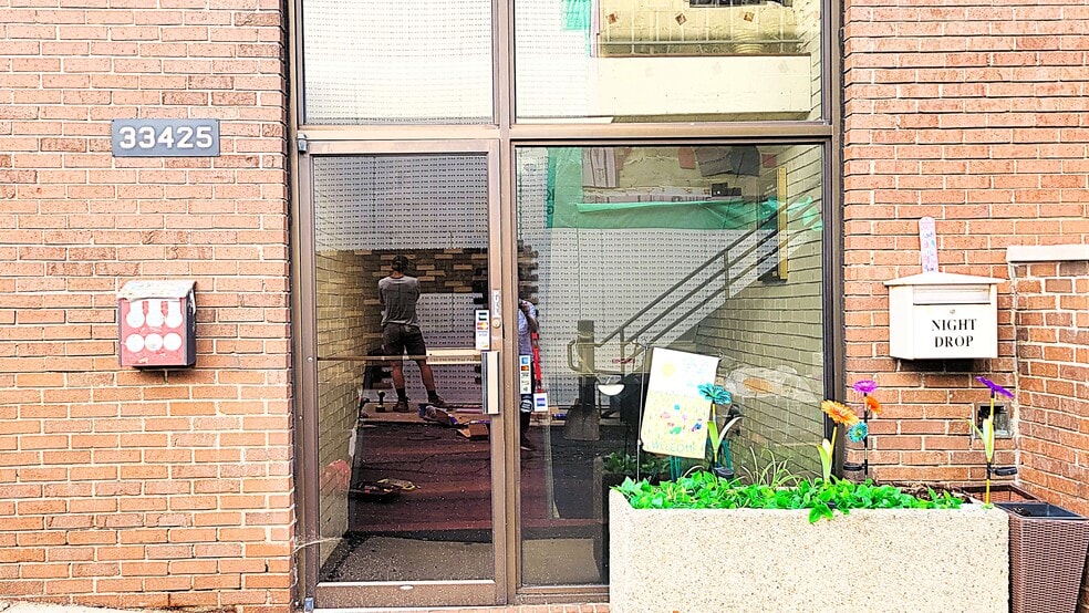 33409-33425 Grand River Ave, Farmington, MI for sale - Building Photo - Image 3 of 7