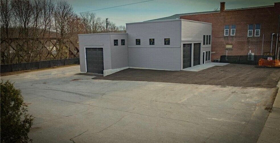 28 Main St, Moosup, CT 06354