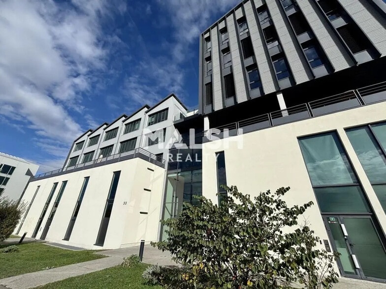 Office in Lyon for lease - Building Photo - Image 1 of 11