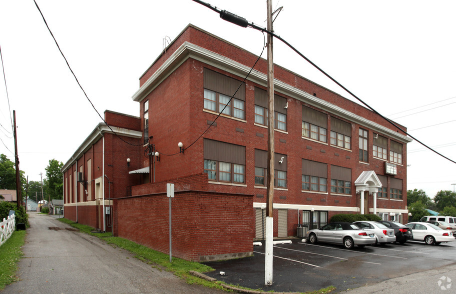 230 E Montgomery Ave, Clarksville, IN for lease - Primary Photo - Image 1 of 9