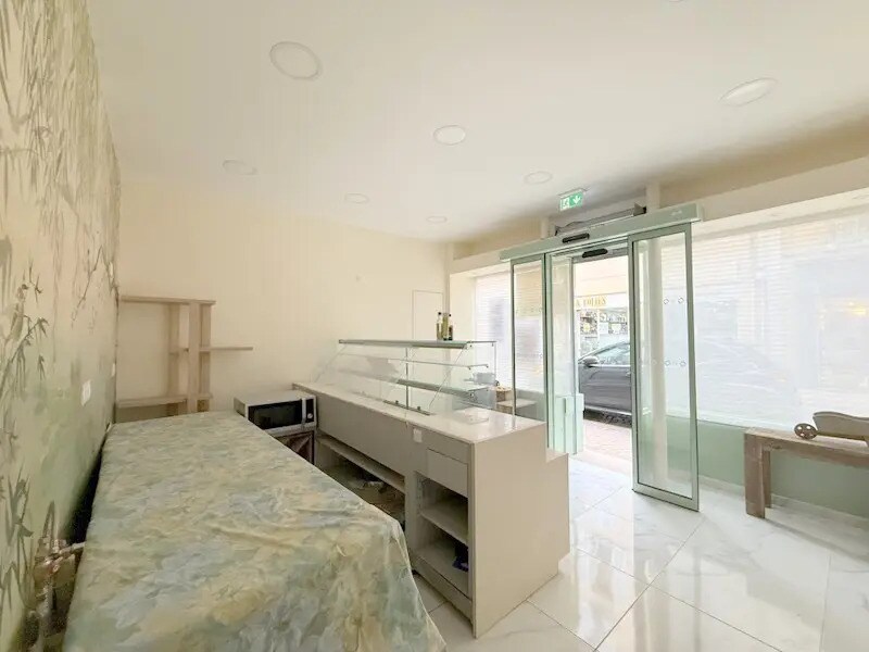 Retail in Rueil-Malmaison for lease Interior Photo- Image 1 of 5