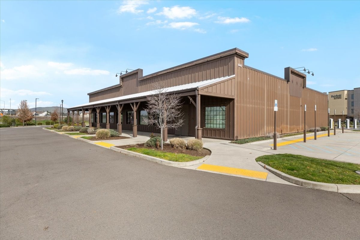 1445 Center Dr, Medford, OR for lease Interior Photo- Image 1 of 42