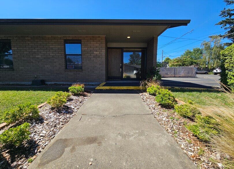 907 W Main St, Medford, OR for sale - Building Photo - Image 2 of 23