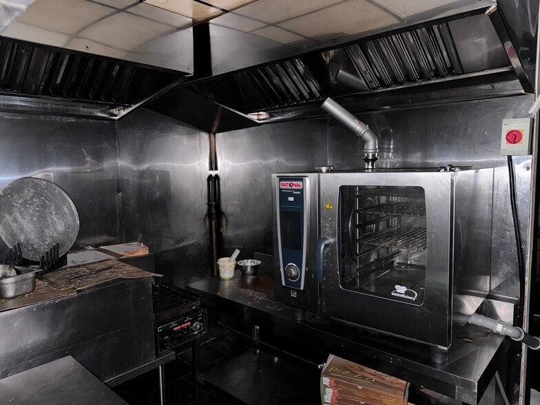 93 High St, Cradley Heath for lease - Interior Photo - Image 3 of 6