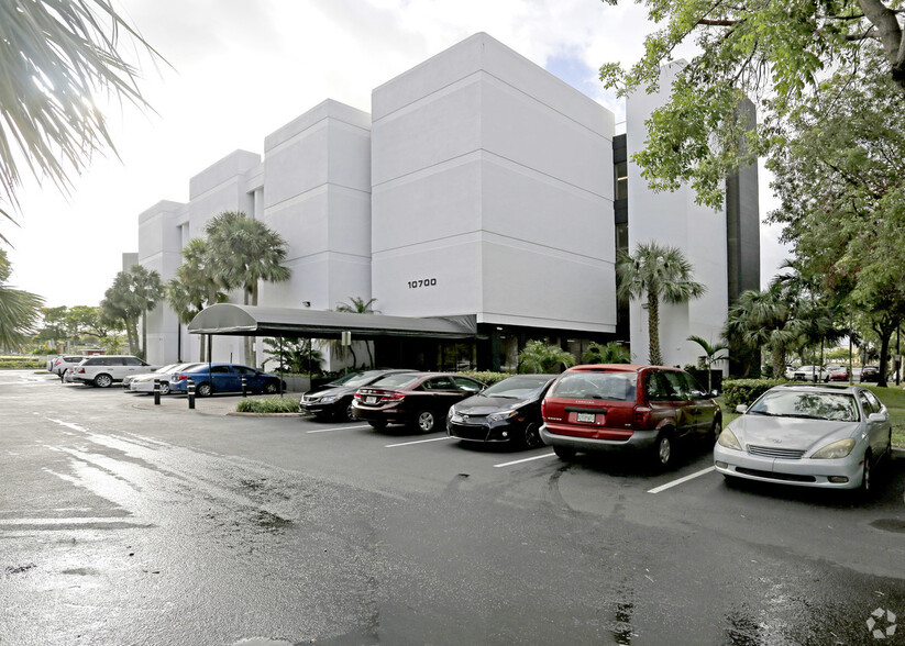 10700 Caribbean Blvd, Miami, FL for lease - Building Photo - Image 3 of 10