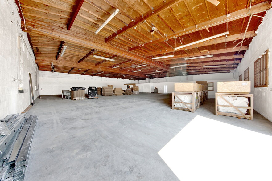 7315 Greenbush Ave, North Hollywood, CA for lease - Building Photo - Image 2 of 8