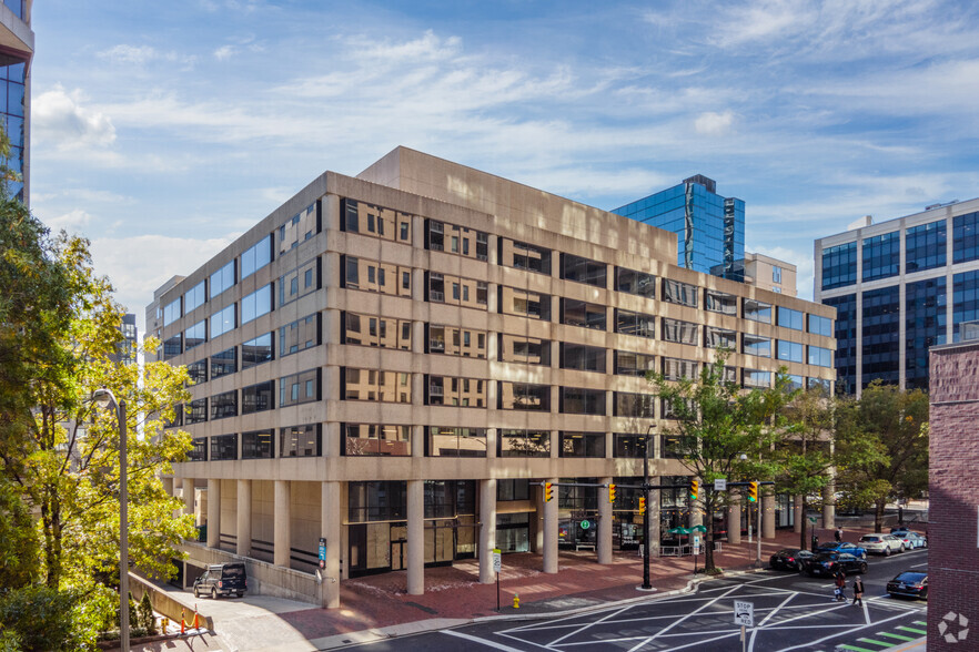 1560 Wilson Blvd, Arlington, VA for lease - Building Photo - Image 1 of 9