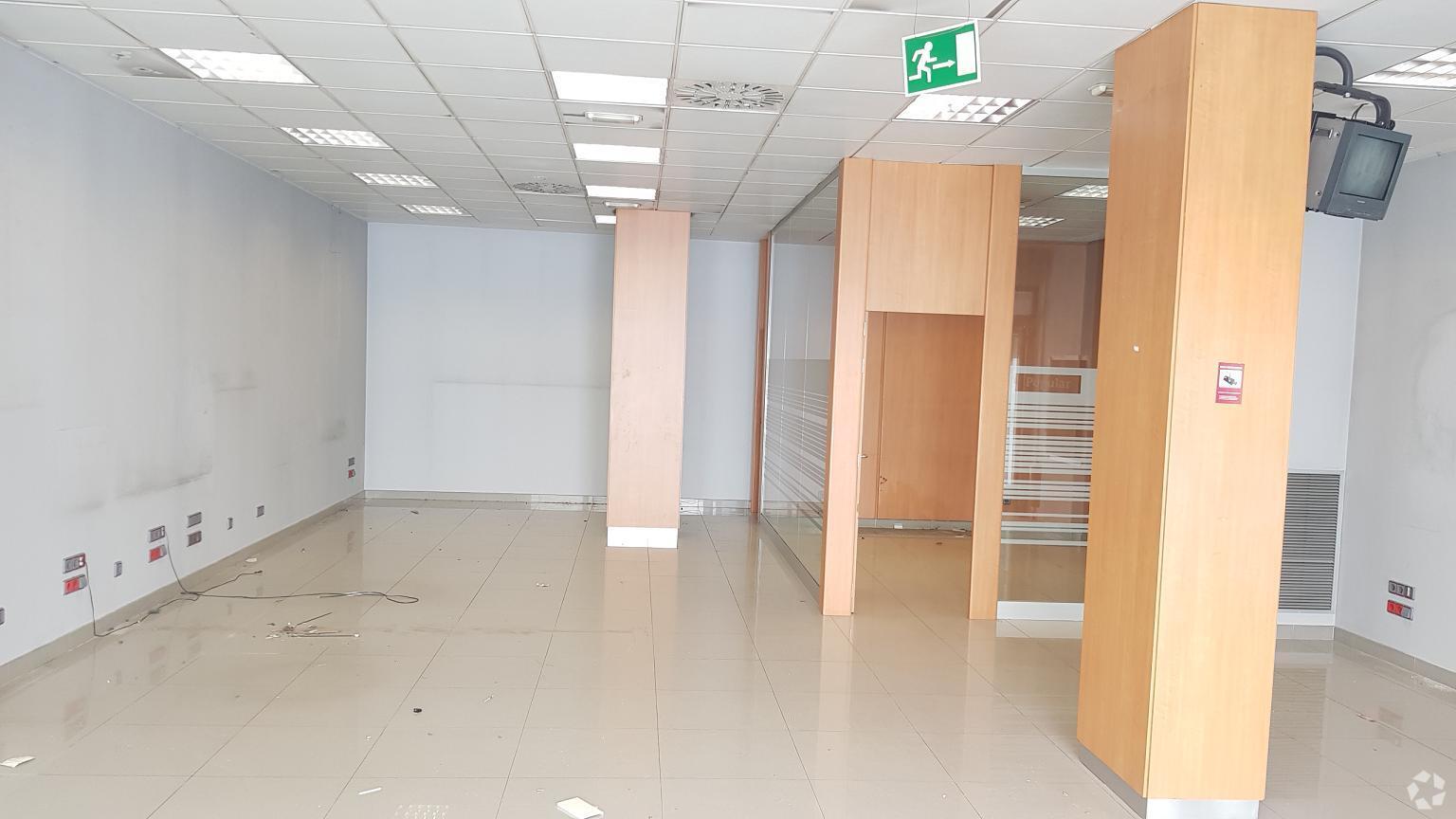 Madrid, MAD 28037 - Unit Puerta L10, Esc. 4 - - Interior Photo - Image 1 of 8