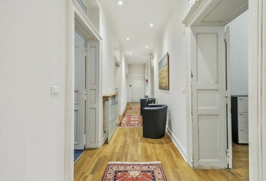 24 Rue Marbeuf, Paris for lease - Interior Photo - Image 3 of 4