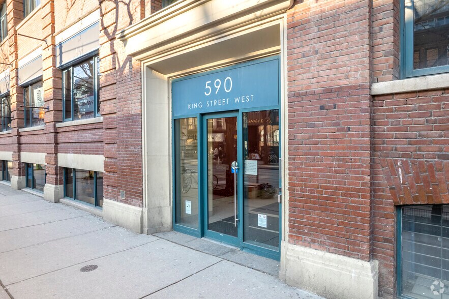 590 King St W, Toronto, ON for lease - Building Photo - Image 2 of 3