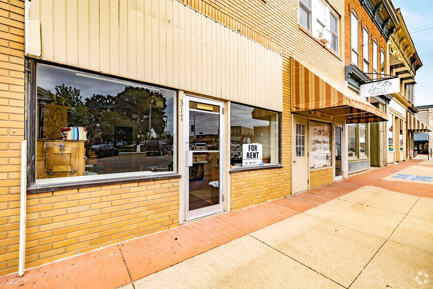 317 E Main St, Montezuma, IA for lease - Building Photo - Image 2 of 3