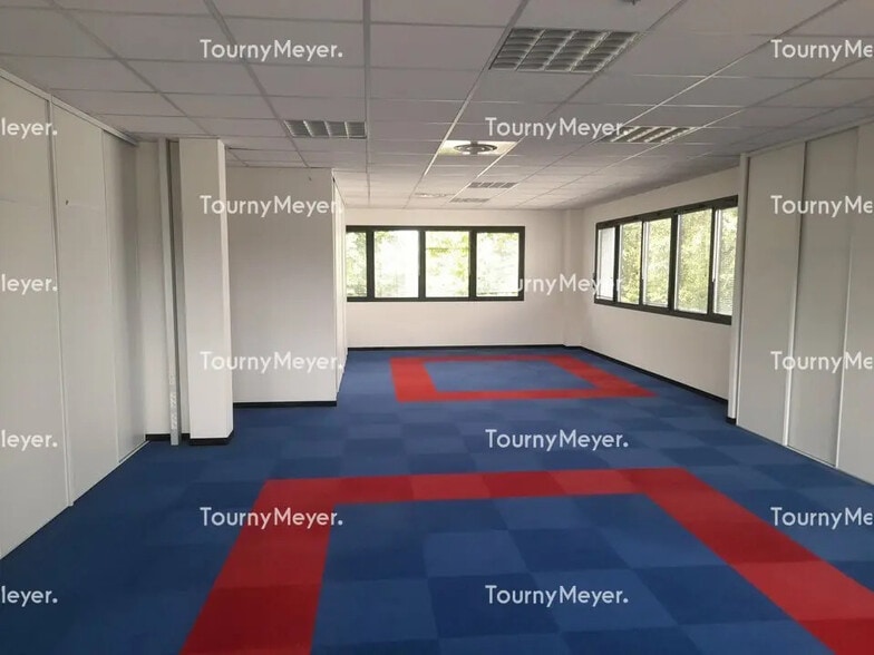 Office in Saint-Grégoire for lease - Interior Photo - Image 3 of 6