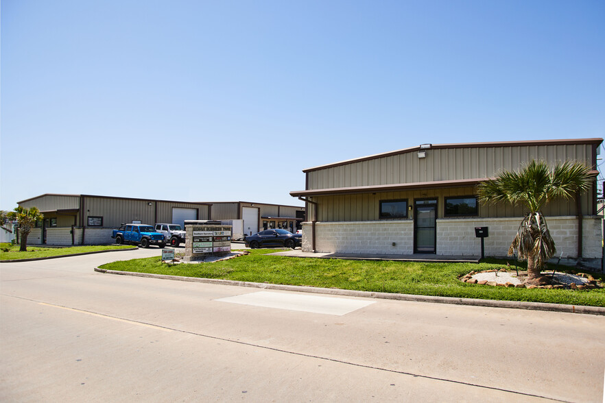 806 Anders Ln, Kemah, TX for lease - Building Photo - Image 1 of 7