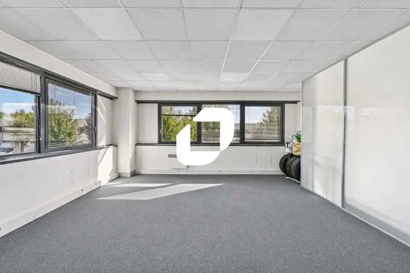 Office in Roissy-en-France for lease - Interior Photo - Image 1 of 12