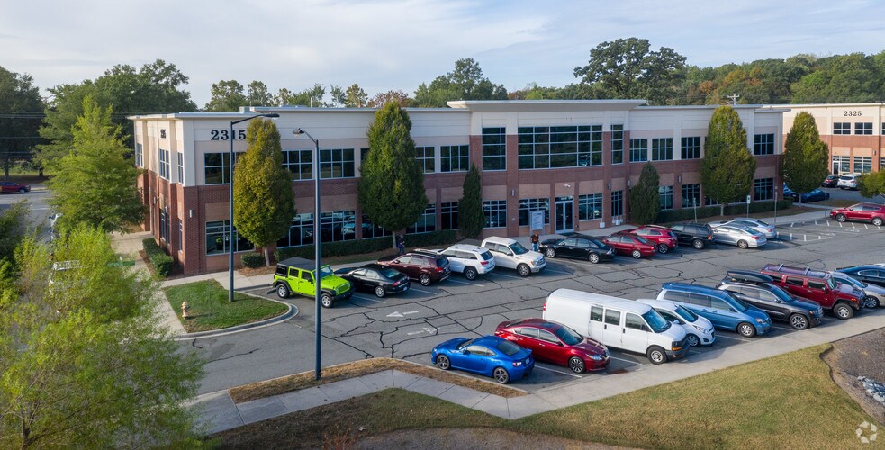 2315 W Arbors Dr, Charlotte, NC for lease - Image 1 of 13