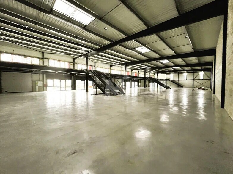 Flex in Bondoufle for lease - Interior Photo - Image 3 of 12