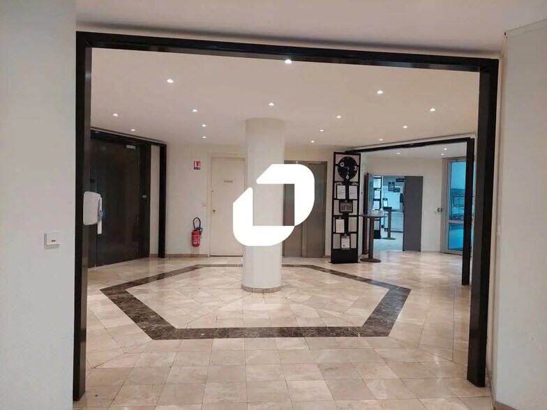 Office in Saint-Aubin for lease - Lobby - Image 3 of 11