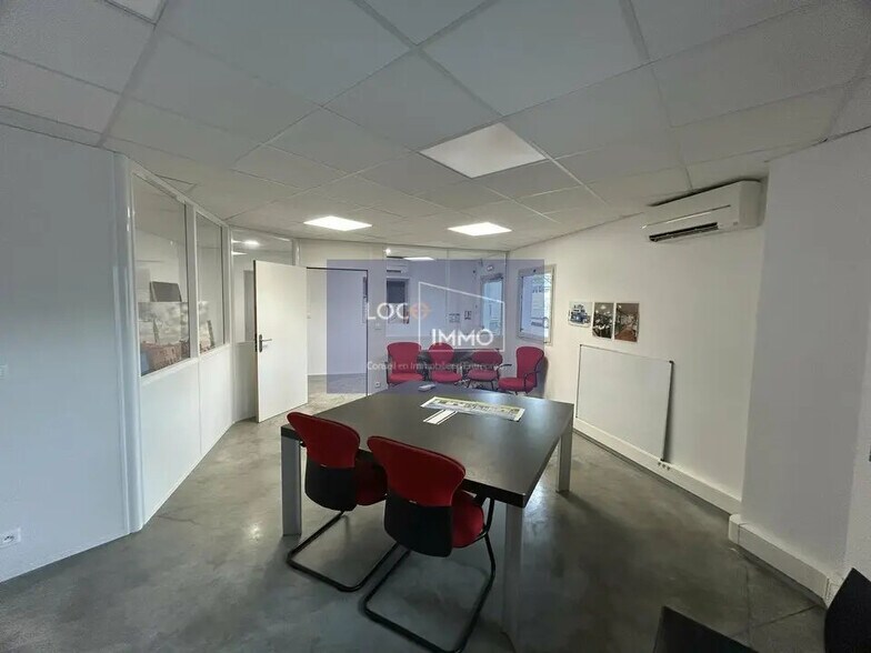 Flex in Pessac for lease - Interior Photo - Image 2 of 11