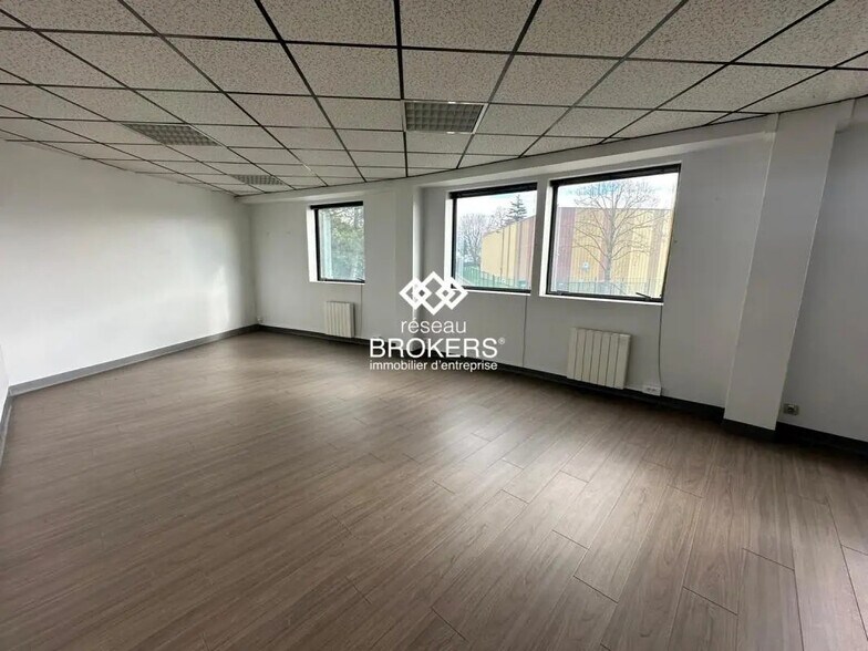 Office in Gonesse for lease - Interior Photo - Image 1 of 3