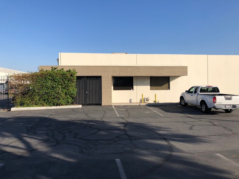 13515 Excelsior Dr, Norwalk, CA for lease - Building Photo - Image 2 of 4