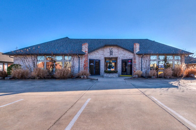 10324 Greenbriar Pl, Oklahoma City, OK for sale - Primary Photo - Image 1 of 10