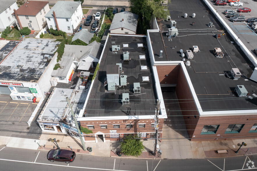 111 Broadway, Lynbrook, NY for lease - Building Photo - Image 3 of 4