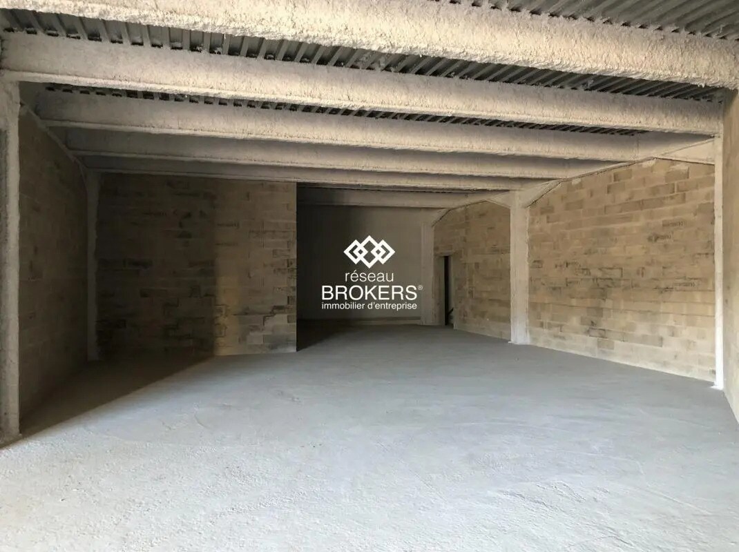 Retail in Bernes-sur-Oise for lease Interior Photo- Image 1 of 5