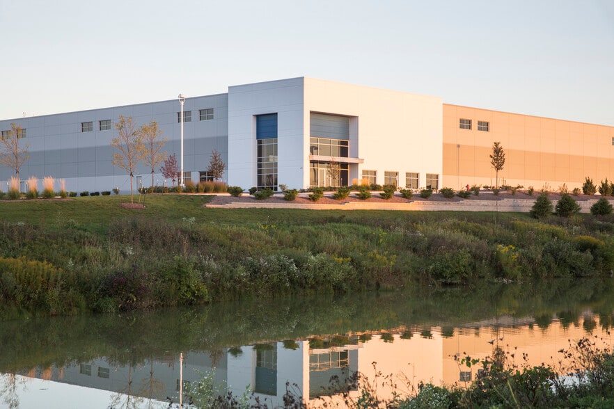 N59 W13855 Manhardt Dr, Menomonee Falls, WI for lease - Building Photo - Image 2 of 3