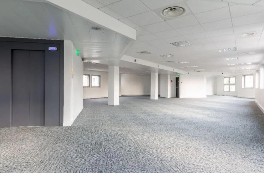 Office in Suresnes for sale - Building Photo - Image 3 of 5