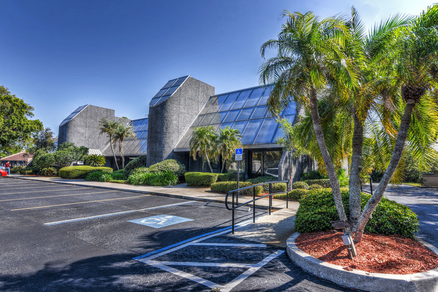 6740 Crosswinds Dr, Saint Petersburg, FL for lease - Building Photo - Image 1 of 92