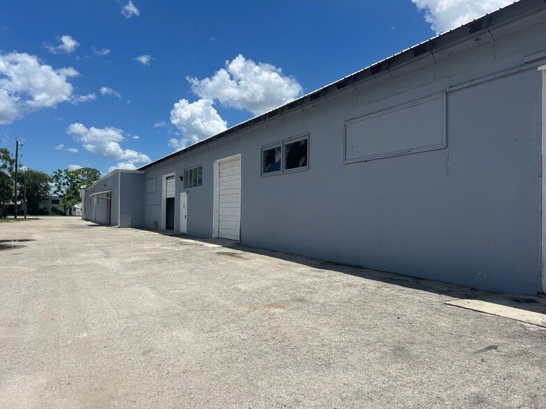 504 Center Rd, Fort Myers, FL for lease - Building Photo - Image 2 of 2