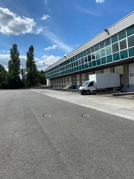 Industrial in Saint-Witz for lease - Building Photo - Image 2 of 5