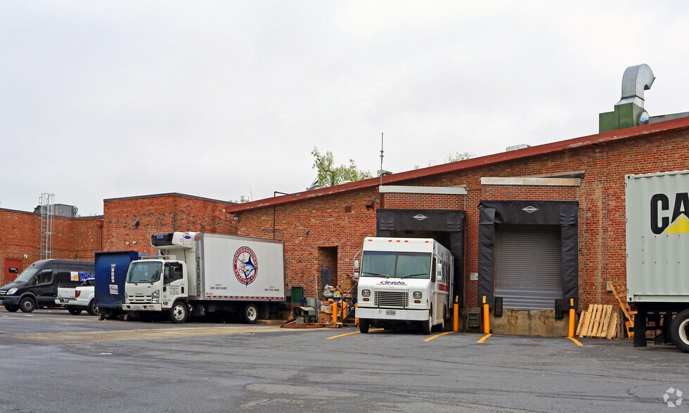 10203-10329 Old Georgetown Rd, Bethesda, MD for lease - Building Photo - Image 2 of 7