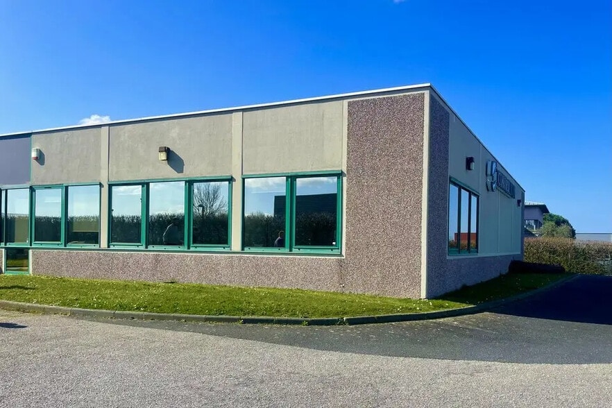 Office in Harfleur for lease - Building Photo - Image 2 of 6