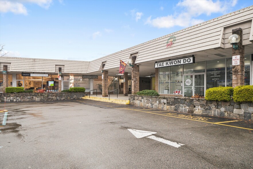 1853-1877 Commerce St, Yorktown Heights, NY for lease - Building Photo - Image 2 of 3