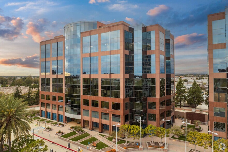 2 MacArthur Pl, Santa Ana, CA for lease - Primary Photo - Image 1 of 5