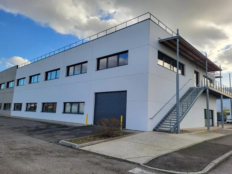 Flex in Saint-Priest for lease - Building Photo - Image 2 of 5