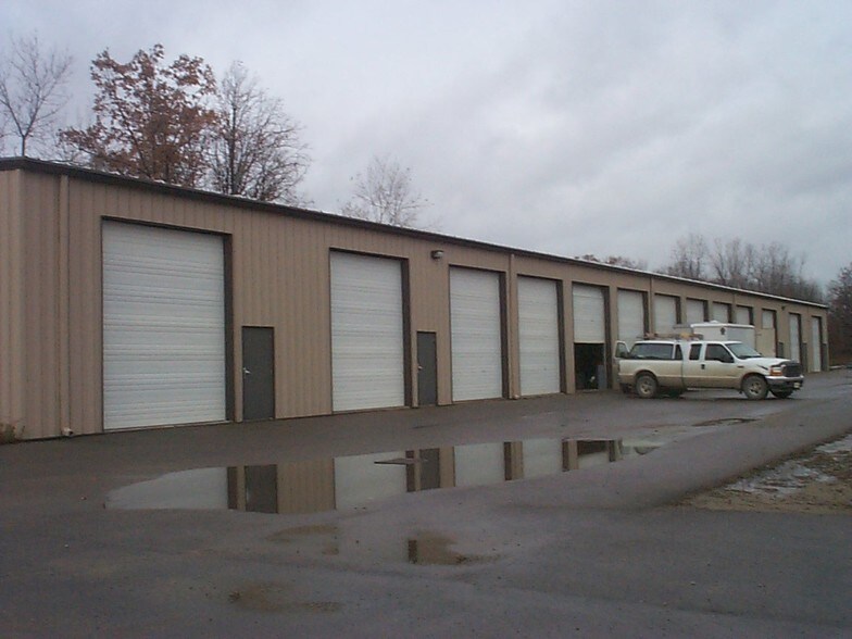 11205 Phoenix Dr, Fenton, MI for sale - Primary Photo - Image 1 of 1