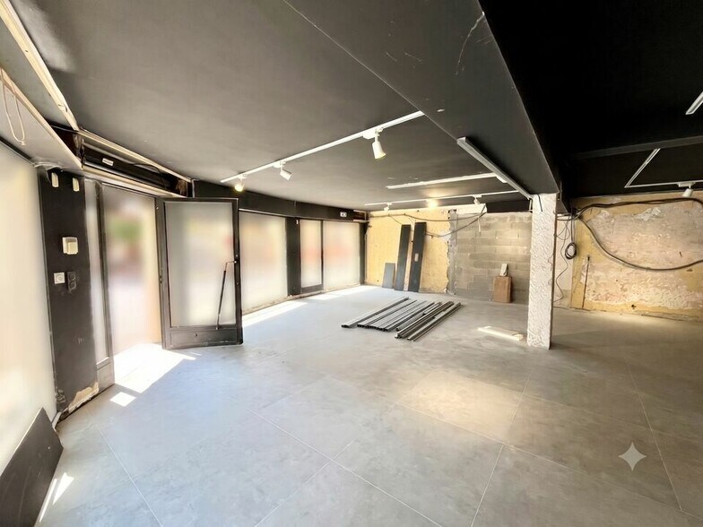 Retail in Saint Raphael for lease - Interior Photo - Image 3 of 5