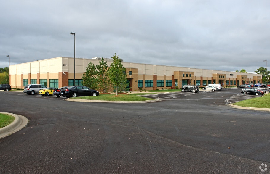 2935 Waters Rd, Eagan, MN for lease - Building Photo - Image 1 of 8