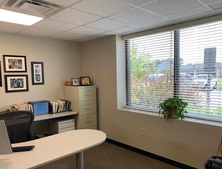 1257 Airport Pky in Greenwood Unit C & D portfolio of 2 properties for sale on LoopNet.com - Building Photo - Image 3 of 7