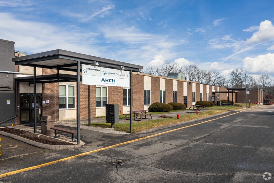 31 Pecks Ln, Newtown, CT for lease - Building Photo - Image 2 of 5