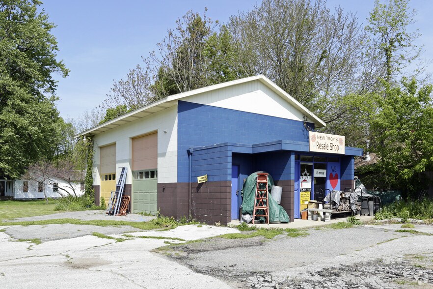 13484 California Rd, New Troy, MI 49119