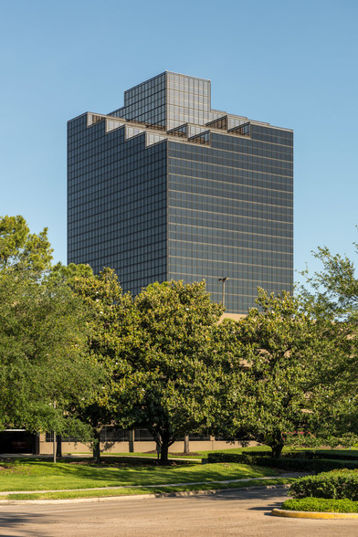 16945 Northchase Dr, Houston, TX for lease - Building Photo - Image 2 of 5