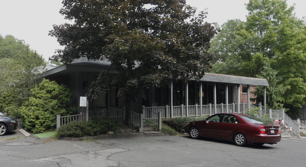 640 Belle Terre Rd, Port Jefferson, NY for lease - Building Photo - Image 2 of 9