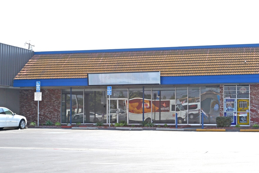 2602-2626 Ashlan St, Fresno, CA for lease - Building Photo - Image 2 of 5