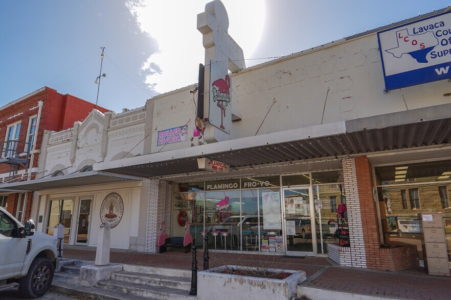 105 N Main St, Hallettsville, TX 77964